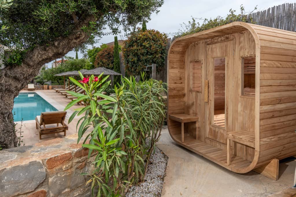 Barrel sauna and plunge pool in the garden